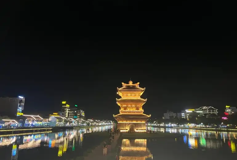 Đêm không ngủ ở khu phố cổ Hoa Lư, Ninh Bình