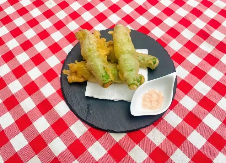 Món ăn gây chú ý tại Coraggio Italian Restaurant: Lớp vỏ vàng giòn, nhân thịt nguội – mozzarella kéo sợi đầy cuốn hút