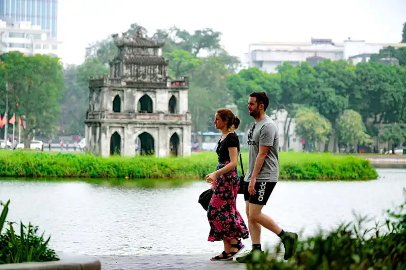 Sự hiếu khách của người Hà Nội sâu sắc qua từng ánh nhìn và sự quan sát