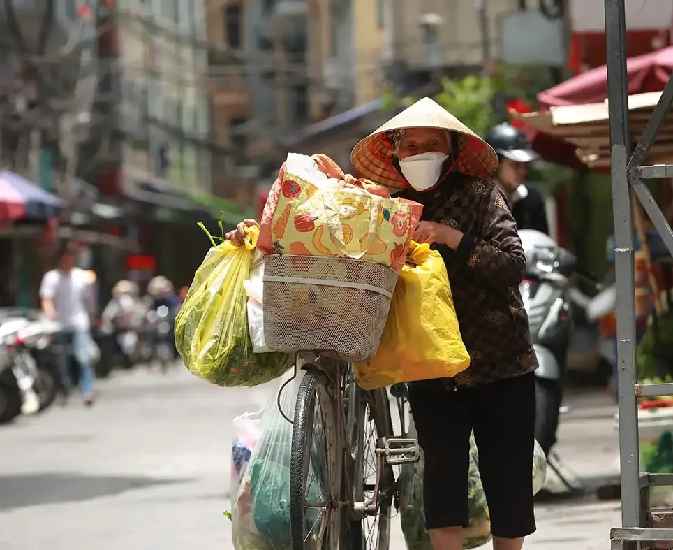 Hà Nội oi bức trong đợt nắng đầu mùa, người dân ra đường phải bịt kín từ đầu đến chân